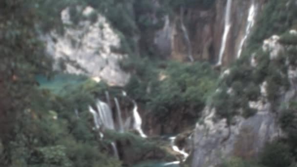 1970年代のようにクロアチアで有名なプリトヴィツェ湖国立公園の壮大な滝の静けさと魅力を体験してください 苔に覆われた水面をゆっくりと流れる清らかな水を眺めながら — ストック動画