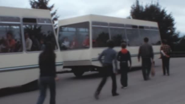 回到20世纪70年代 在克罗地亚迷人的普里切维奇湖国家公园 Plitvice Lakes National Park 与游客一起乘坐观光巴士 见证这个迷人的目的地的永恒魅力 — 图库视频影像
