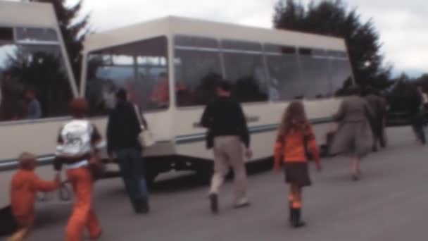 Зайдіть Капсулу Часу 1970 Коли Туристи Піднімаються Борт Туристичного Автобуса — стокове відео