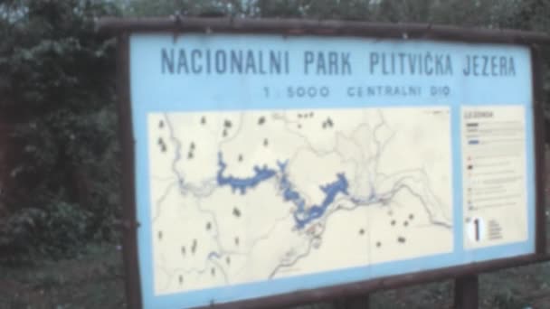 用这张1970年代的综合地图概览视频展现了美丽的普利特维奇湖国家公园 展示了迷人的湖泊 瀑布和茂密的森林 找你的路 — 图库视频影像