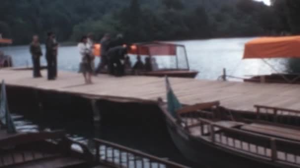 带着这个迷人的视频 让我们回想起上世纪70年代的一段怀旧之旅 那是游客们在普利特维奇湖国家公园乘船游览后下船的情景 见证公园永恒的魅力 — 图库视频影像