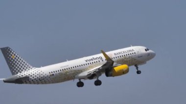 Gando Havalimanı Gran Kanarya Adaları İspanya 21 Ekim 2021: Modern yolcu uçağı güneşli bir günde havalanır. Vueling 'in Airbus A320 NEO' su