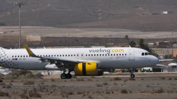 2021年10月21日 西班牙加那利群岛大加那利群岛甘多机场 Vueling空中客车A320近地天体在跑道上降落 — 图库视频影像