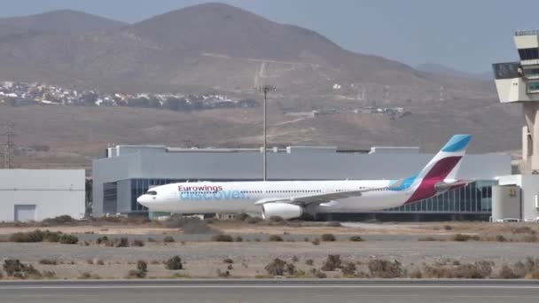 加那利群岛大加那利群岛甘多机场2021年10月21日 西班牙 以高山和建筑物为背景的现代客机滑行 波音737欧洲翼 — 图库视频影像
