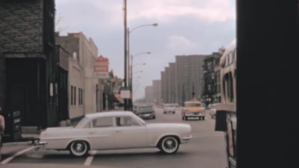 Cars Moving Smoothly Madison Street Chicago White Car Idling Emitting — Stock Video