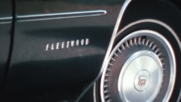 Zbliżenie Srebrnych Liter Fleetwood Czarnej Stronie Amerykańskiego Luksusowego Samochodu Lat — Wideo stockowe