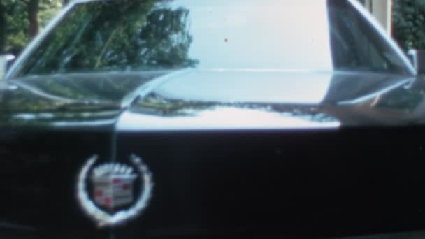 Czołowe Zbliżenie Zaparkowanego Czarnego Cadillaca Fleetwooda Powiększ Srebrne Lusterko Wsteczne — Wideo stockowe