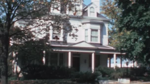 木に囲まれた1970年代からの豪華な白い木造カントリーハウスのファサード 歴史的建造物1970年頃のワシントンDcの田舎 — ストック動画