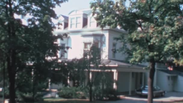 ภายนอกบ านชนบทส ขาวหร หราล อมรอบด วยต นไม ยวในทศวรรษ 1970 อาคารไม — วีดีโอสต็อก