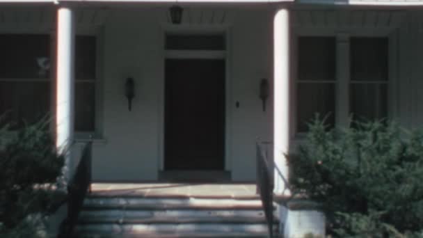 Eingangstür Unter Der Veranda Eines Luxuriösen Weißen Amerikanischen Landhauses Aus — Stockvideo