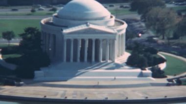 Washington D.C. 'de 1970' lerin arşiv görüntülerinde Jefferson Memorial 'ın hava görüntüsü. Güneşli bir yaz gününde gerçek zamanlı video. 