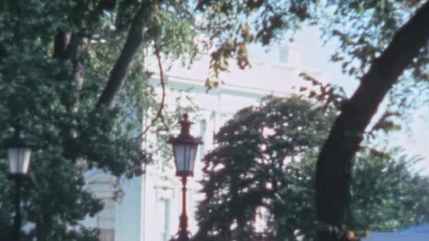 Černá Litinová Lampa Izolovaná Mezi Zelenými Stromy Fasádou Bílého Domu — Stock video