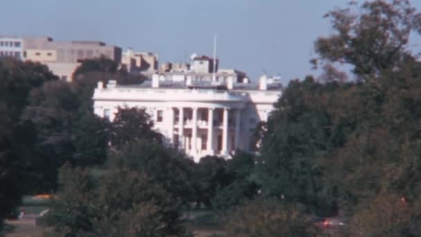 백악관 나무들 사이로 모습을 드러냅니다 1970 워싱턴 정치적 상징하는 빈티지 — 비디오