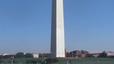 Güneşli bir günde Yeşil Çayırda Tanımlanamayan İnsanların Yürüdüğü Ulusal Alış veriş Merkezi Obelisk Üssü. Washington D.C. 1970 'lerin Kopyalama Uzayı Tarihi Videosu