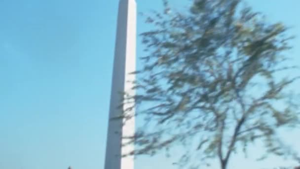 Obelisco National Mall Dia Ensolarado Com Céu Azul Perspectiva Passageiro — Vídeo de Stock