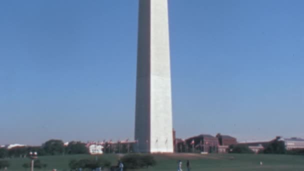National Mall Obelisk Base Unrecognisable People Walking Green Meadow Sunny — Stock Video