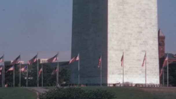 Amerikaanse Vlaggen Wapperen Pylonen Aan Voet Van National Mall Obelisk — Stockvideo