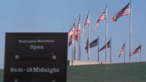 アメリカの国旗青い空を背景に風になびく 1970年代のワシントンD のナショナル モールのオベリスク歴史的ビデオ復元 — ストック動画