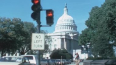 Amerika Birleşik Devletleri Kongre Binası 1970 'lerin Çekimi: Güneşli bir günde hareket halindeki bir arabanın yolcusunun bakış açısı..