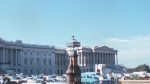 青空を背景にした晴れた日のアメリカ合衆国議会議事堂 1970年頃のワシントンDcのアーカイブ映像の右から左へパン — ストック動画