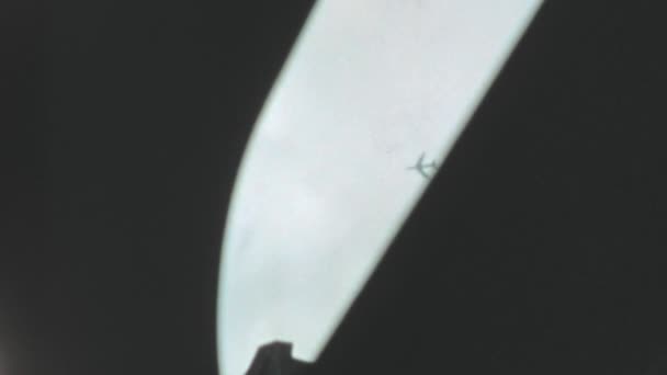 Entfernte Flugzeuge Fliegen Großer Höhe Gegen Einen Klaren Weißen Himmel — Stockvideo