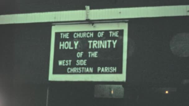 暗い通りに西側キリスト教教区の聖三位一体教会の看板 1960年代のシカゴ アーカイブの映像 — ストック動画
