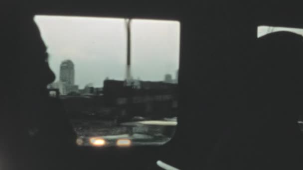 Здания Чистым Небом Автомобилями Ожидающими Сигнала Светофора Движущегося Туристического Фургона — стоковое видео