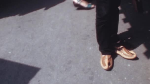 Detailní Záběr Muže Nohy Nohy Testovací Obuv Trhu Dolac Záhřebu — Stock video