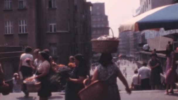 Yugoslavya 1970 Lerde Zagreb Eski Yugoslavya Sokaklarında Meyve Satan Yaşlı — Stok video