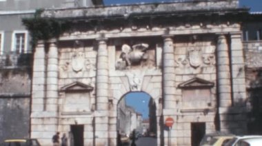 Landward Gate, Kopnena vrata, Zadar Hırvatistan 'ın eski Yugoslavya' sı. Üzerinde Venedik Serenissima Cumhuriyeti 'nin Kanatlı Aslanı sembolü var. Güneşli bir yaz günü. 1970 'lerin arşiv görüntüleri. Ön statik