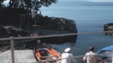 1970 yılında Hırvatistan 'daki Opatija Riviera, modern ve nostaljik unsurların bir karışımıyla klasik bir mücevherdi. Balıkçılık popüler bir etkinlikti. Renkli binalar ve eski balıkçı tekneleri eklendi.