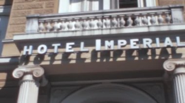 Opatija Riviera 'daki Hotel Imperial çarpıcı mimarisi, deniz manzarası ve modern imkanları ile tarihi bir simgedir. 127 oda, açık havuz, fitness merkezi ve spa ile eşsiz bir yer sunuyor.