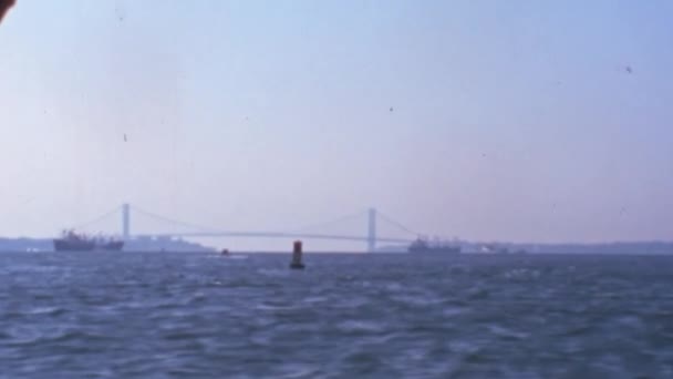 New York Brooklyn Bridge Nel 1970 Paesaggio Nave Movimento Ricevuto — Video Stock