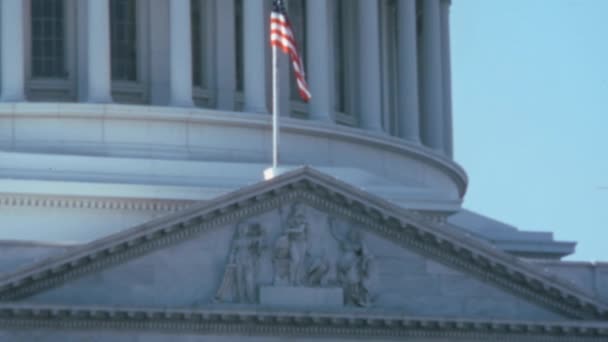 United States Flag Waving Close Top Genius America Pediment East — Vídeo de stock