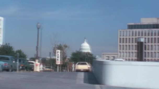 20世纪70年代华盛顿特区公路交通中一辆移动汽车的Pov背景下的美国国会大厦圆顶 — 图库视频影像