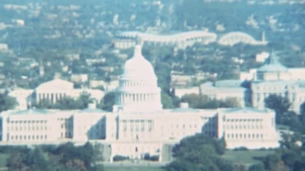 1970年代にワシントンD のアメリカ キャピトル ビルの空中パノラマビュー 青空と晴れた日にズームアウトします コピースペース — ストック動画