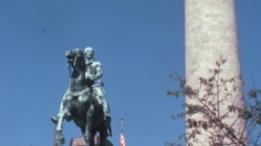 1970 'lerde Baltimore Maryland' de heykeltıraş Andrew OConnor tarafından yapılan Marquis de LaFayette heykeli. Mavi Gökyüzü Arkaplanlı Güneşli Gün. 