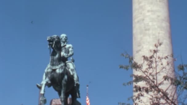 上世纪70年代 雕塑家安德鲁 奥康纳在马里兰州巴尔的摩创作的拉法耶特侯爵马术雕像 有蓝天背景的晴天 — 图库视频影像