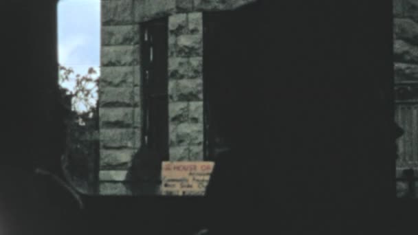 Antico Edificio Storico Mattoni Grigi Con Una Porta Vetri Vista — Video Stock