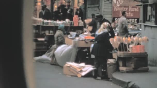 在芝加哥贫民窟的户外路边市场上 卖家向当地人出售商品 1960年代罕见的老式镜头 — 图库视频影像