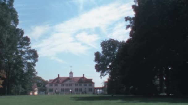 ジョージ ワシントン ハウス 1970年代の映画 青空と晴れた日のパノラマビュー 緑の牧草地や木々 スペースのコピー — ストック動画
