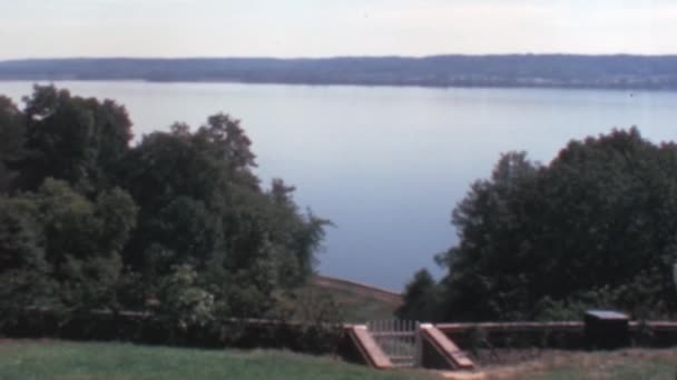 波托马克河全景景观从华盛顿花园在弗农山庄 20世纪70年代 绿树和草 复制空间 — 图库视频影像