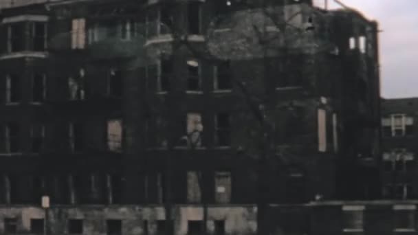 카메라는 1960 지역을 이동하고 지역에는 버려진 자동차가 하늘을 배경으로 주차되어 — 비디오