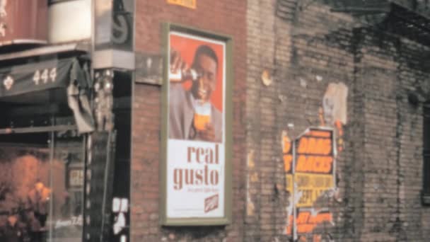 Harap Olmuş Tuğla Binalar Duvarlara Asılmış Reklam Posterleri Atmosfer Kumlu — Stok video