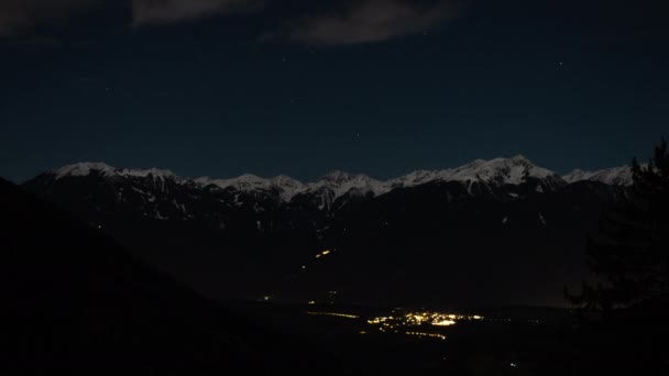 Período Noturno Dos Picos Nevados Montanha Dos Alpes Aldeia Iluminada — Vídeo de Stock