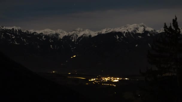 Pico Alpino Coberto Neve Pequena Aldeia Iluminada Chão Vale Com — Vídeo de Stock