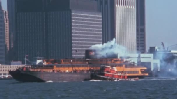 タグボートはニューヨーク港で貨物船を押して操舵する 1970年代のビデオオリジナル 大規模な内燃機関からの激しい排気煙 大気汚染 — ストック動画
