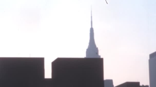 Ponta Superior Empire State Building Aparece Por Trás Outros Arranha — Vídeo de Stock