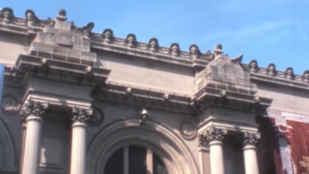 1970年代のニューヨーク市のメトロポリタン美術館のアーカイブ映像 上から下への顔の傾き 道路上を移動する階段や車両の群衆と晴れた日 — ストック動画