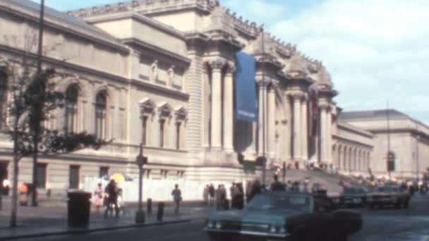 纽约大都会艺术博物馆 Metropolitan Museum Art 的大都会第五大道立面 1970年代怀旧视频 阳光灿烂的一天静止不动的宽射门 大都会是美洲最大的艺术博物馆 博物馆Mile在 — 图库视频影像